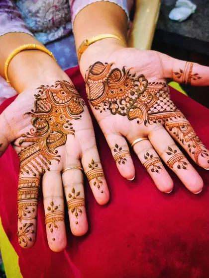 A lovely pair of matching party designs. The patterns are light and airy, perfect for someone who doesn't want a heavy mehendi look.