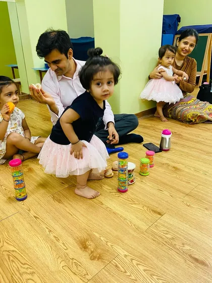 It’s so lovely to see children take charge of their own play. Little Diya carefully collected her favorite shakers and lined them up, creating her own special way to enjoy our free music play time.