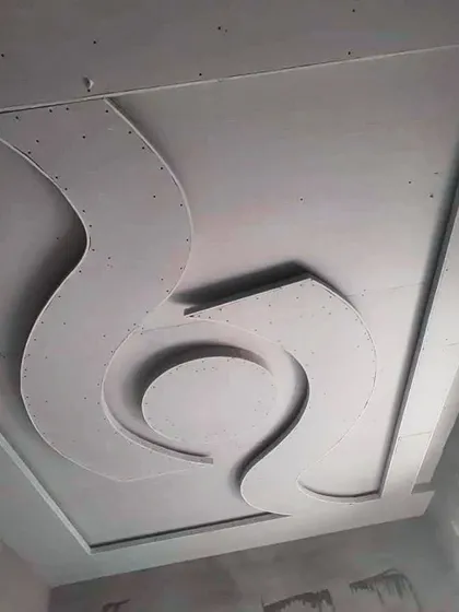 A beautiful, flowing S-curve design in its raw gypsum form. The smoothness of the curves is a result of expert handiwork.