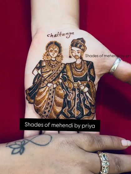 For many of my Maharashtrian brides, a portrait of Vithal-Rakhumai is very special. I take great care to capture the divine details and expressions in my henna art.