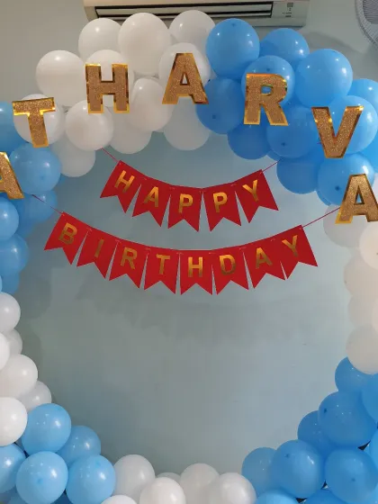 A detailed view of the name and banner on the blue and white balloon ring.