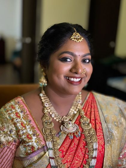 That happy bridal smile! Dr. Preetha looking radiant and confident in her complete muhurtham look, from the detailed eye makeup to the perfectly draped saree.