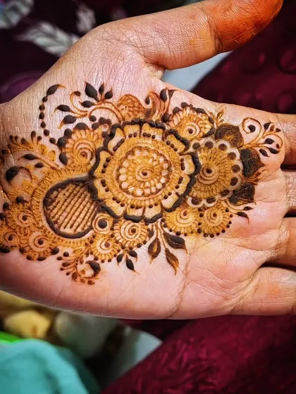 A beautiful floral mandala on the palm. The shading and line work in this design give the flower a lot of depth and dimension.