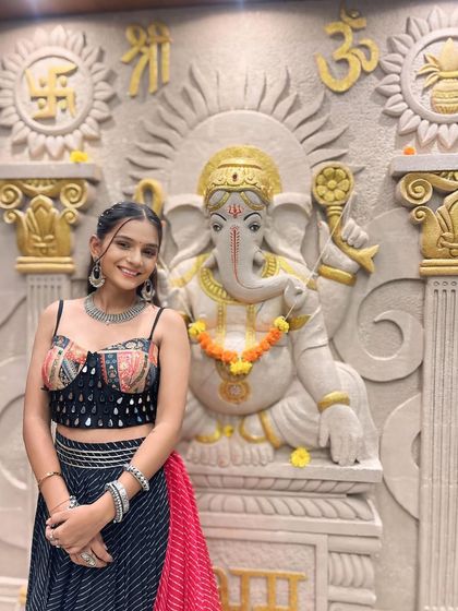 The excitement of the first Garba night is so special. I created this fresh and youthful look, complete with a fun ponytail and glowing makeup, to capture that pure joy and festive spirit.