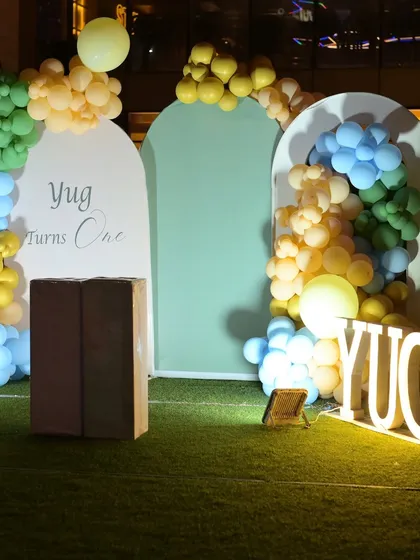 A close-up of the balloon work and backdrops for Yug's party.