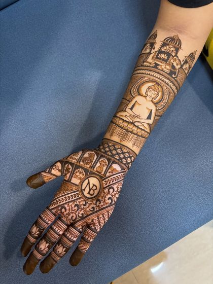 A closer look at the Jain Tapasya mehendi, featuring a serene portrait of a Tirthankara and other important symbols. This art is a form of devotion and patience.
