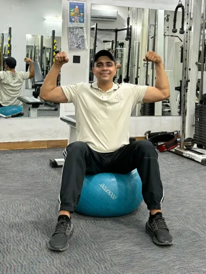 Double bicep pose on the stability ball.