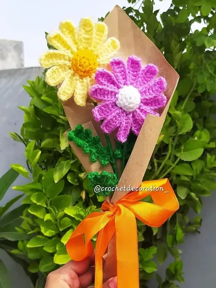 A customer-customized bouquet with a yellow daisy and a pink daisy, showing how you can mix and match colors for a personalized gift.