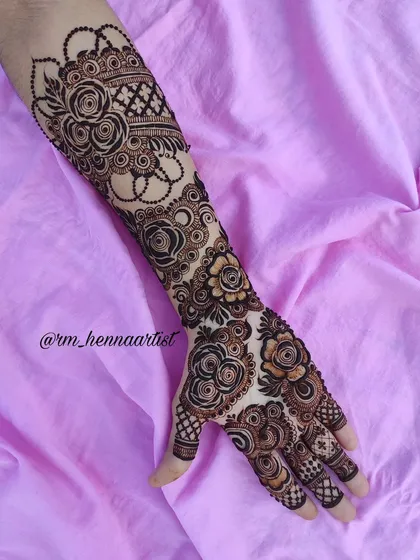 For the bride who wants it all, a full-arm design is pure magic. This piece flows from the fingers all the way up the arm, filled with my favourite rose and vine patterns.