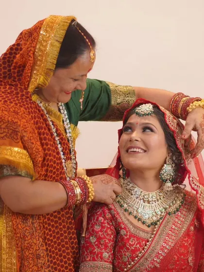 Some of the most powerful wedding memories are the unscripted ones. Here, a mother shares a tender moment while helping her daughter get ready, a beautiful story of family, love, and new beginnings.