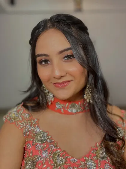 A beautiful party look featuring a natural base and glittery eyes. This is how I balance subtle elegance with a touch of sparkle for a perfect glow-up.
