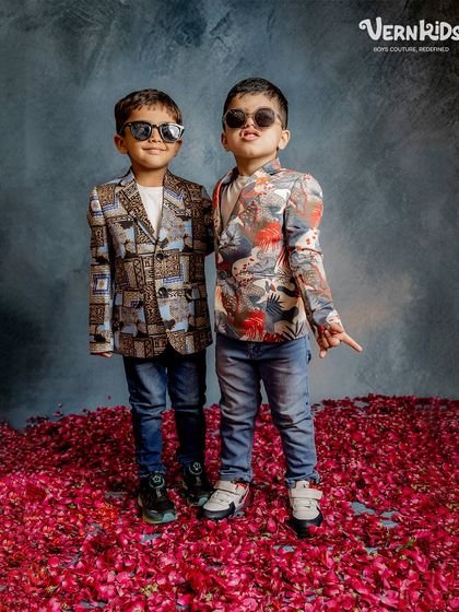 Double the style, double the fun. Our printed blazers, paired with jeans and cool sunglasses, create a look that’s effortlessly stylish.