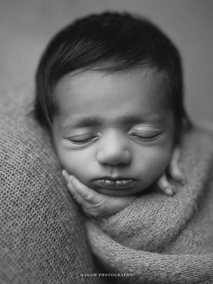 The same portrait in black and white, which brings a different emotional depth and focuses on the incredible details of your newborn's features.