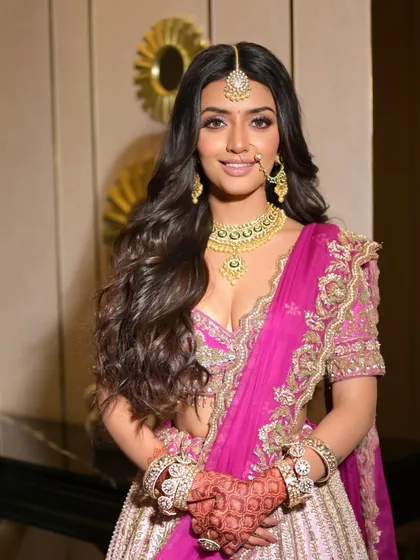 A modern bridal look that is both striking and romantic. I paired a flawless, airbrushed-effect base with captivating pink tones on the eyes and lips. This look is designed for the contemporary bride who wants to feel like the most glamorous version of herself.