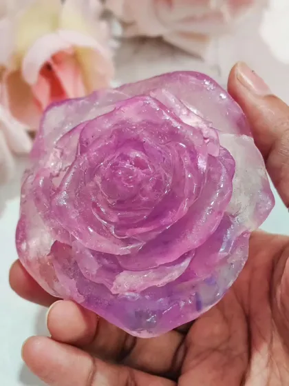 A multi-layered rose soap made with my transparent base. I teach how to control temperatures and choose the right colors to achieve these beautiful effects.