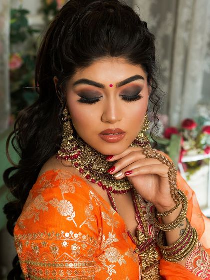 A closer look at the smokey eye bridal makeup. I focus on blending techniques to create depth and intensity, ensuring the eyes are the main focus of the portrait.