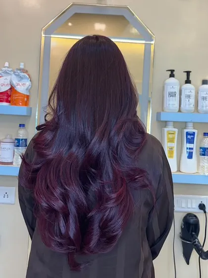 The violet flame color makes a bold yet sophisticated statement, radiating confidence.