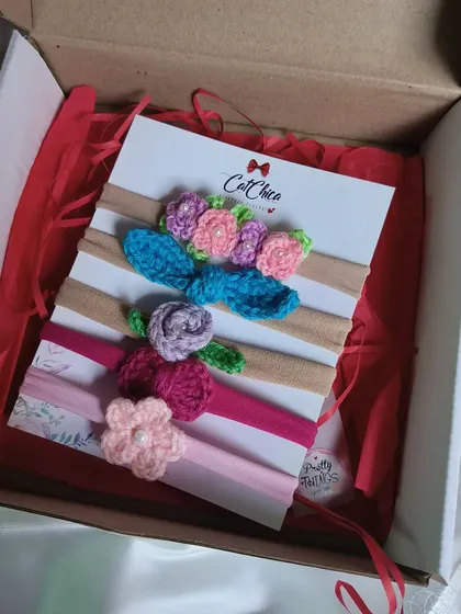 This is our floral newborn headband set of five, beautifully packaged in a gift box. It's a complete and thoughtful present for any new parent.