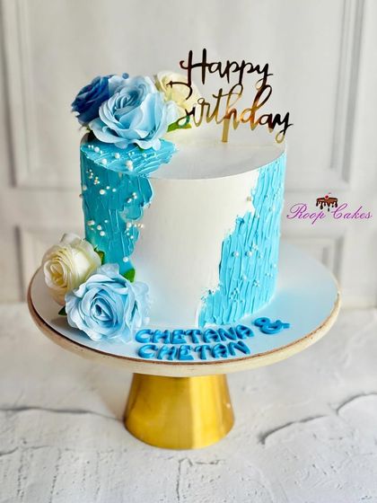 Where soft blues, delicate florals, and sweet celebrations come together. This cake features a beautiful textured fault line design in shades of blue, adorned with matching flowers.