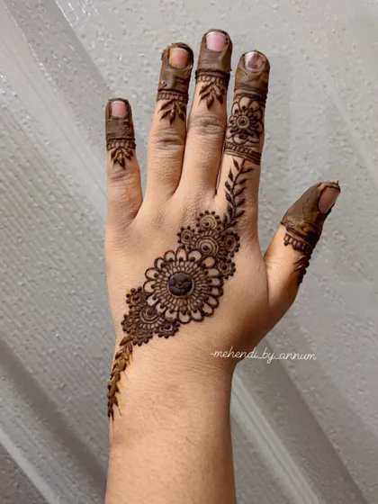 Sometimes, less is more. This minimalist henna design is for those who want something chic and simple. A single floral bail running down the back of the hand is elegant and perfect for any casual event.