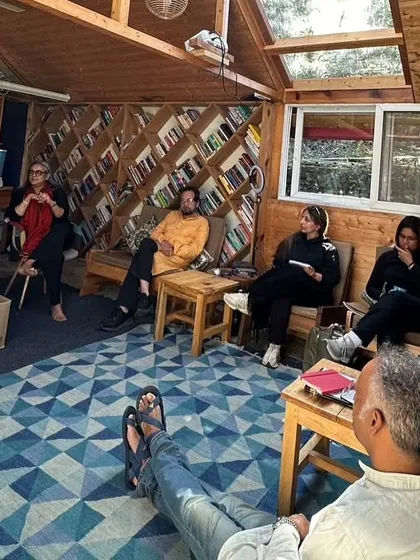 Learn from masters of the craft. Here, participants engage in an intimate storytelling masterclass with Oscar-nominated director Shekhar Kapur, one of the many experts who share their wisdom at our retreats.