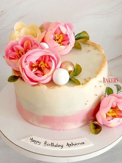 A pretty pink no-fondant cake for Ashima's birthday. The fault line design and the cascade of fresh pink peonies make it a simple yet incredibly elegant choice for any celebration.