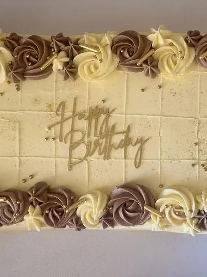 A top-down view of the finished caramel-flavored sheet cake. It's an ideal solution for serving a large group, combining beautiful presentation with a crowd-pleasing flavor.