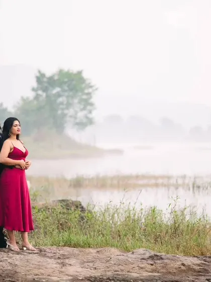 A quiet moment together as the mist settles over the lake. For this destination pre-wedding shoot near Pune, we used the vast, serene landscape to create a feeling of romantic escape and intimacy.