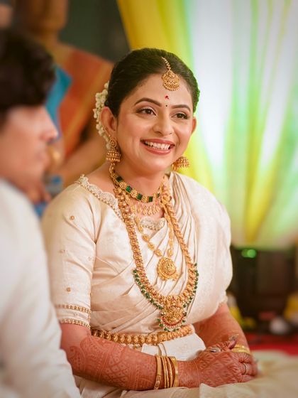 I can’t take my eyes off her, and I’m sure you can’t either. This South Indian bride is the picture of grace and beauty in her traditional attire.