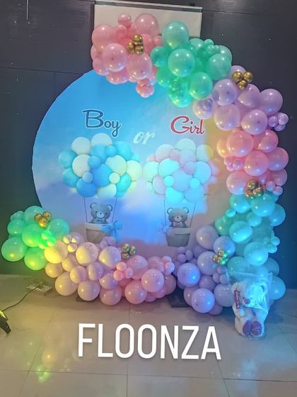 Here you can see the gender reveal setup with spotlights that enhance the colors of the balloon garland. The illuminated "BABY" blocks on the side add another layer of charm and provide a warm glow to the entire scene.