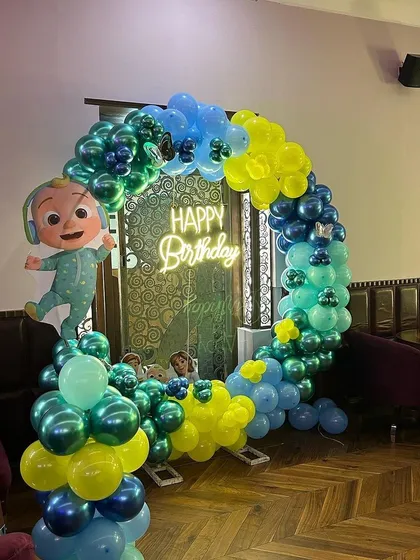 Another take on the Cocomelon balloon ring, this time with a JJ cutout ready to party.