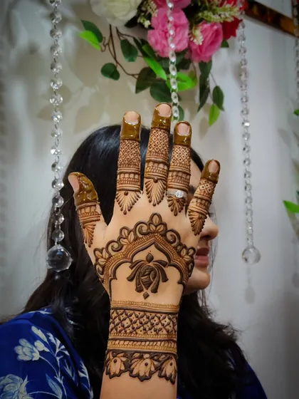 A lovely back-of-hand design featuring a turtle motif, symbolizing longevity and good fortune.