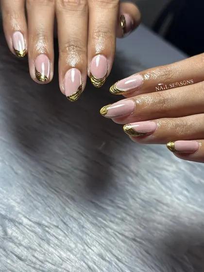 Another view of these stunning cat eye and chrome nails, showing how the gold catches the light.