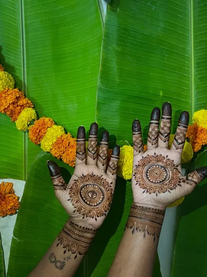 For the bride who loves elegance in simplicity. This minimal design focuses on a beautiful central mandala, offering a modern and chic take on bridal mehendi.