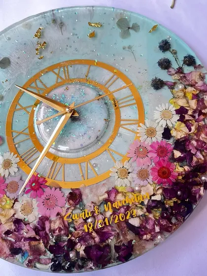 Another angle of the vibrant daisy clock, highlighting the custom text with the couple's names and wedding date.