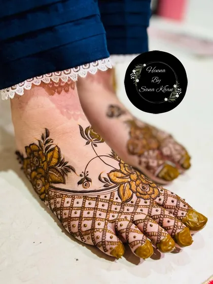 The stain on this foot mehendi is just as rich and dark as on the hands. The floral and net pattern shows up beautifully.
