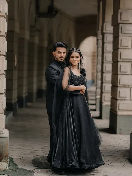 A direct and engaging portrait of the couple. His arm around her and their confident look towards the camera create a powerful and modern image.