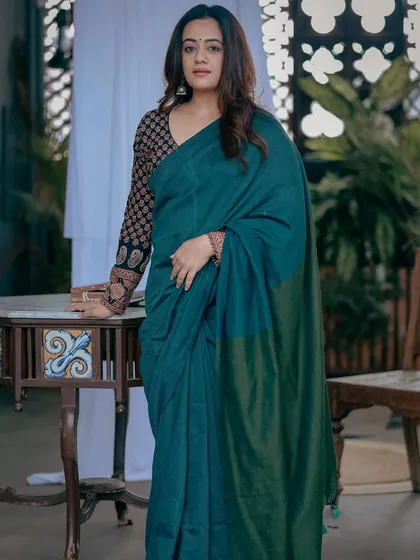 For this vintage-themed shoot, I styled Spruha Varad in a deep teal green saree with a block-printed blouse. The aesthetic is earthy, artistic, and nostalgic.