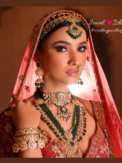 Another powerful portrait of the bride. The focus is on the complete set of jewellery, from the headpiece down to the layered necklaces.