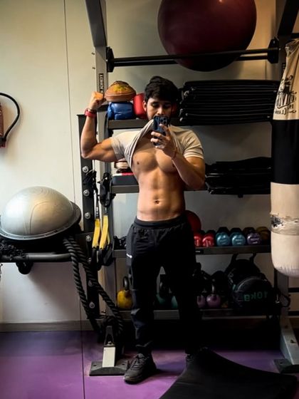 The separation between the bicep and tricep is a sign of low body fat and well-developed arm muscles. It's a detail that comes from dedicated arm training and a clean diet.