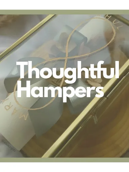 The most thoughtful gifts are the most personal ones. We love adding details that speak from the heart, like a handwritten letter or a personal scroll, presented in an elegant glass box with delicate flowers. It’s these small touches that make a simple gift a treasured keepsake.