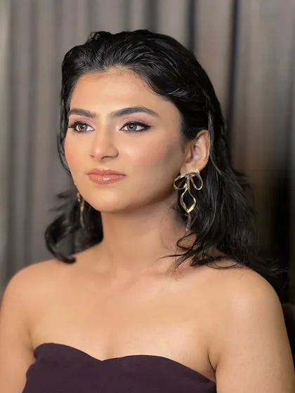 A clear view of the soft glam makeup. I used a subtle winged liner and warm neutral tones to define the eyes, keeping the focus on the flawless, glowing skin.