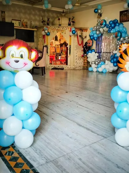 Fun animal-themed balloon pillars featuring monkey and tiger foil balloons. These are great for adding character and fun to any jungle or animal-themed party.
