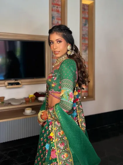 A full look at this gorgeous floral Mehendi lehenga by Torani. The makeup is kept fresh and luminous to let the colorful outfit shine.