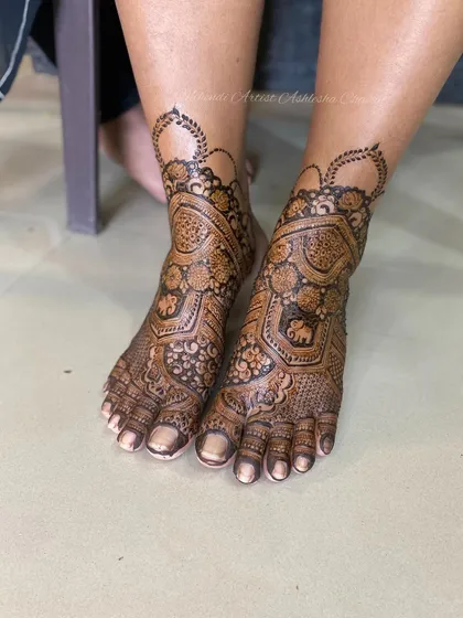 A beautiful bridal feet design with elephant motifs. The intricate patterns and negative space create a stunning and balanced composition.