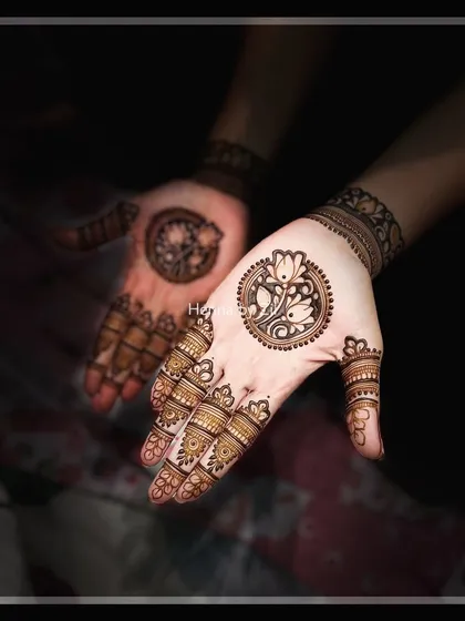 This design features a beautiful floral mandala in the center of the palm. It's a classic yet minimal choice, perfect for guests at a wedding or for any festive occasion.