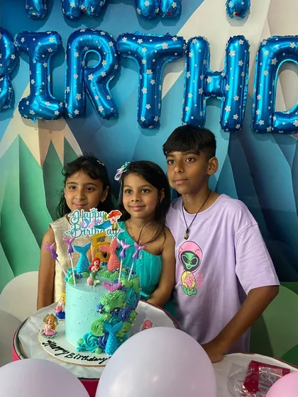 Another lovely photo of the birthday girl, Rushika, with her friends and family at her cake-cutting ceremony.
