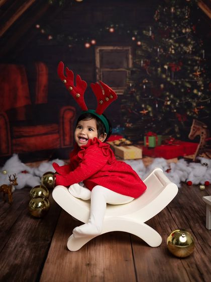 Another happy portrait on the bench, this time with reindeer antlers, capturing the fun of the season.