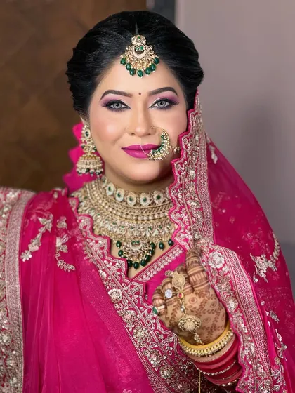 A confident look from the bride, showing off her dramatic eye makeup and the stunning jewellery set that frames her face perfectly.