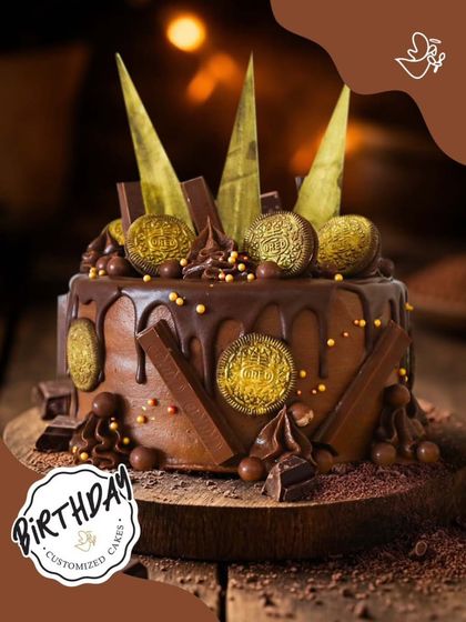 A golden treasure of a chocolate cake. This design is overloaded with golden Oreos, KitKats, and chocolate shards, making it a luxurious and delicious treat.